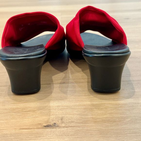 Munro 'Traci' Mule Sandals in Red Fabric - Women's size 7 - Picture 5 of 8